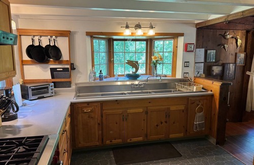 Grants Pass House | Beautiful Rustic Cabin and Bunkhouse on the Rogue River