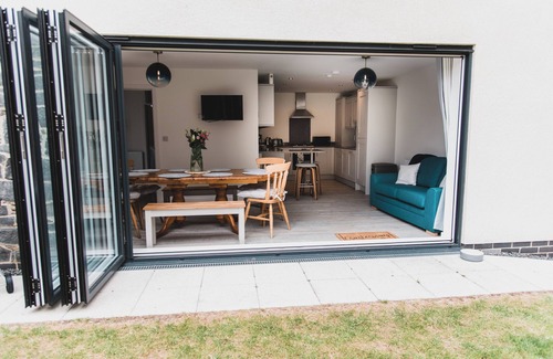 Dunstan House | Beautiful seaside home, sea 400m, pub and coastal path. Sleeps 8. Pet friendly!