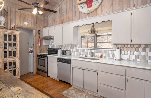 Davis House | Beautiful Secluded Log Home with hot tub for up to 10 guests