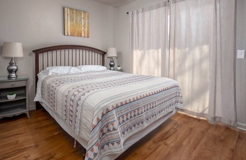 Davis House | Beautiful Secluded Log Home with hot tub for up to 10 guests