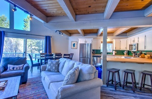 Pioneer Trail Ski Chalet | Beautiful South Lake Tahoe Meadow View Chalet. Dog Friendly. ACnn
