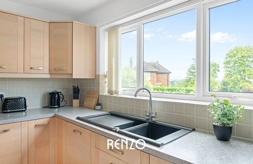 Wilford House | Beautiful & Spacious Home | Free Driveway Parking