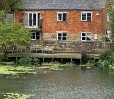 Stamford House | Beautiful Stamford Townhouse with River Views