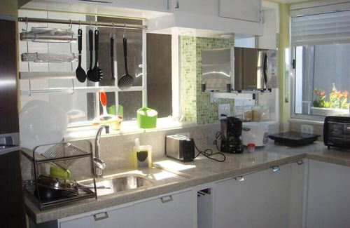 Centro Apartment | Beautiful Studio Steps from the Cinelandia Metro and VLT, WiFi, Air Cond, TV, etc.