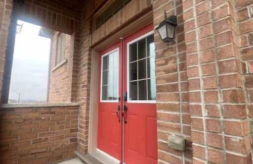 Whitby House | Beautiful townhome located in Whitby with 3 beds and 2.5 bathrooms.