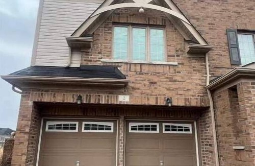Whitby House | Beautiful townhome located in Whitby with 3 beds and 2.5 bathrooms.