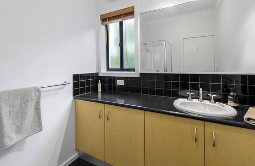 Lorne House | Beautiful Tree Top Family Home