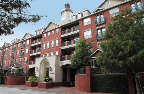 Uptown Condo | Beautiful Uptown/Galleria Mid-Rise For Lease!