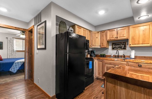 Notch Estates Condo | Beautiful Views! King Bed, 1 Mile to Silver Dollar City, 2 Pools! | 2-8