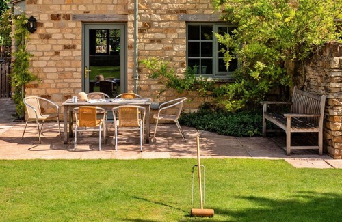 Kingham House | Beautiful villa for 6 guests with pool, WIFI