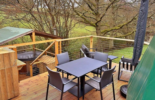 Chiddingstone Hoath House | Beautiful villa for 4 guests with WIFI, hot tub and terrace