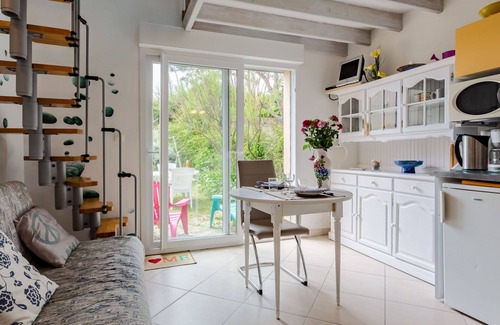 Surville House | Beautiful villa for 2 guests with TV and terrace