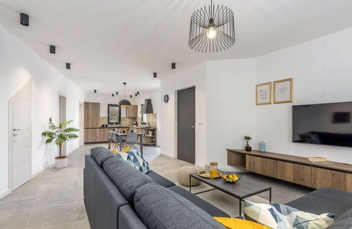Vrznaveri House | Beautiful villa for 6 guests with A/C, WIFI, private pool, TV, terrace and pets allowed