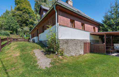 Lenora House | Beautiful villa for 11 guests with TV, patio and pets allowed