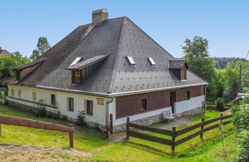 Lenora House | Beautiful villa for 11 guests with TV, patio and pets allowed