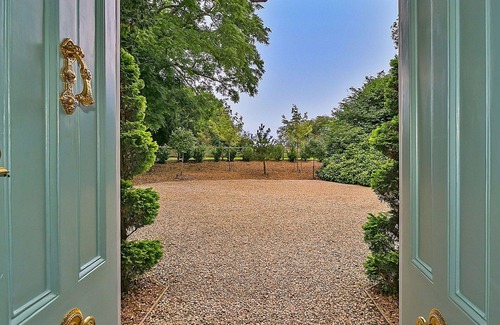 Yardley Gobion House | Beautiful villa for 17 guests with WIFI, hot tub, terrace and pets allowed