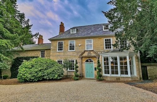 Yardley Gobion House | Beautiful villa for 17 guests with WIFI, hot tub, terrace and pets allowed