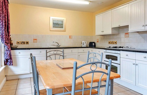 Eaton Mascott House | Beautiful villa for 4 guests with WIFI, TV and pets allowed