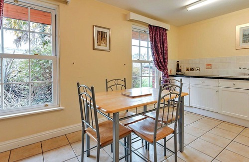 Eaton Mascott House | Beautiful villa for 4 guests with WIFI, TV and pets allowed