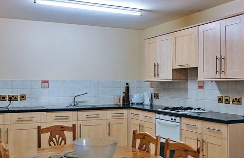 Eaton Mascott House | Beautiful villa for 2 people with WIFI, TV and pets allowed