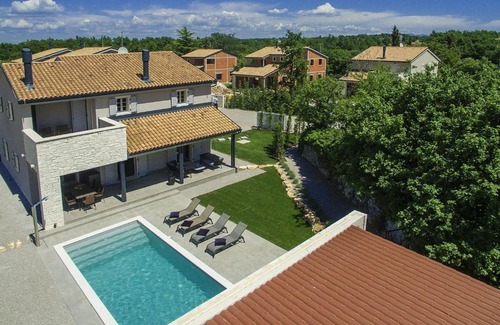 Karlovici Villa | Beautiful Villa in Zminj with Swimming Pool
