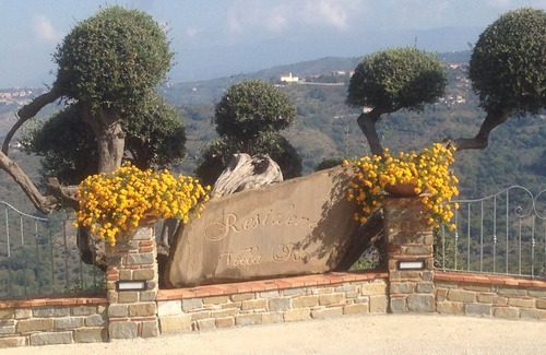 Laureana Cilento Apartment | Beautiful villa surrounded by a large garden