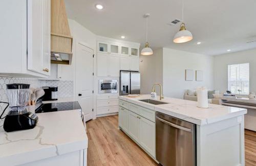 Galveston House | Beautiful Villa Walk to Beach
