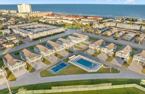 Galveston House | Beautiful Villa Walk to Beach