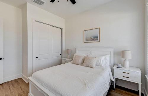 Galveston House | Beautiful Villa Walk to Beach
