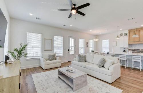 Galveston House | Beautiful Villa Walk to Beach