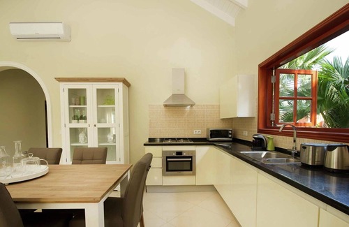 Salina House | Beautiful villa with shared pool near Mambo Beach