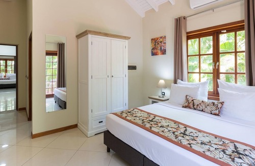 Salina House | Beautiful villa with shared pool near Mambo Beach