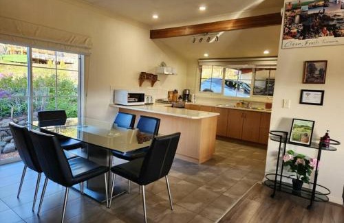 Rokeby House | Beautiful vineyard stay