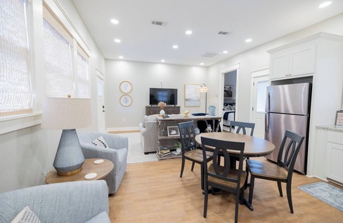 Laurel Ski Chalet | Beautiful Walk to Downtown and Historic District