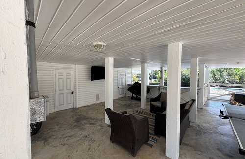 Pass Christian House | Beautiful Waterfront House with Pool sleeps 11