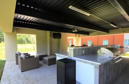 Ellendale House | Beautifully Appointed Room with Kitchen!