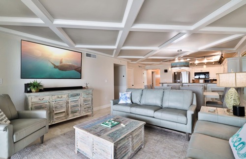 Zelia Sams Condo | Beautifully decorated completely remodeled with custom woodwork throught. top floor