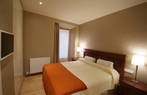 Barri Vell Apartment | Beautifully furnished luxury four bedroom apartment with a small garden and pool