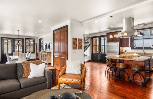 Basalt House | BEAUTIFULLY FURNISHED spacious family retreat in the heart of Willits