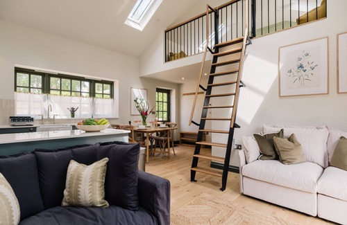 Quedgeley Cottage | Beautifully presented holiday home in the Cotswolds with pretty balcony - The Old Workshop