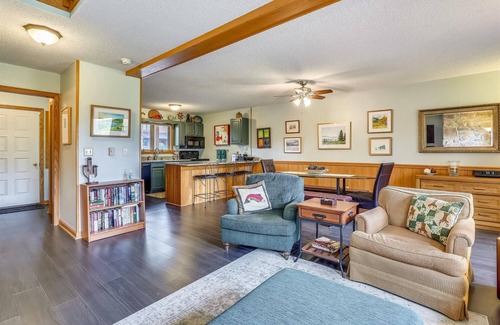 Davis Condo | Beautifully redecorated condo offers lots of amenities. Hummingbird Corner!