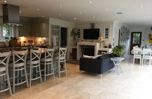 Littlehampton House | BEAUTIFULLY RENOVATED LARGE VICTORIAN VILLA WITH HUGE KITCHEN. Sleeps 14-16