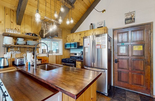 Mammoth Lakes Condo | Beautifully updated townhome with a sauna