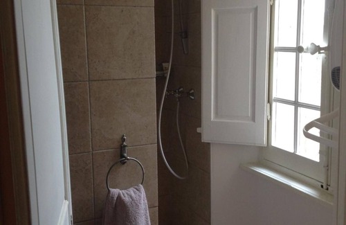 Brignoles Bed & Breakfast | Bed and Breakfast 'Familiale' with Mountain View, Shared Pool and Wi-Fi