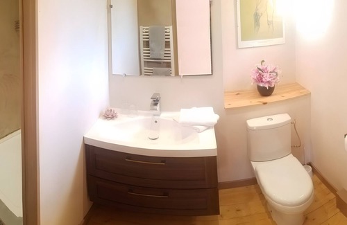 Le Fraysse Bed & Breakfast | Bed and Breakfast 'La Des Lys' with Shared Pool, Shared Garden and Wi-Fi