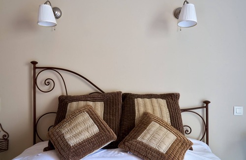 Gabillou Bed & Breakfast | Bed and Breakfast 'Mélanosporum' with Private Terrace, Shared Garden and Wi-Fi