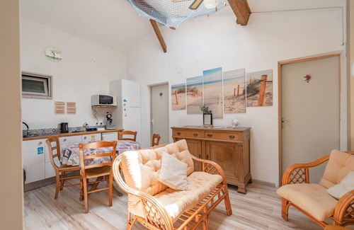 Marennes Bed & Breakfast | Bed and Breakfast 'Océane' with Shared Terrace, Private Garden and Wi-Fi