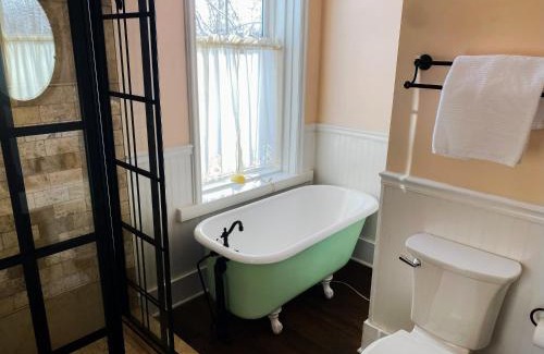 Edwardsburg Bed & Breakfast | Bed & Breakfast private room and bath