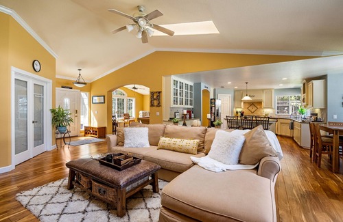 Templeton House | Behind The Red Door/Pool/Middle of Wine Country/Private/Gated/Pool Table