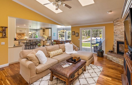 Templeton House | Behind The Red Door/Pool/Middle of Wine Country/Private/Gated/Pool Table